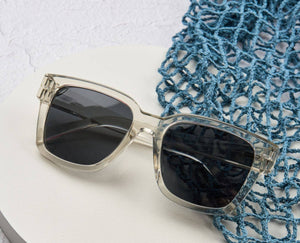 Peepers Paloma sunglasses with trendy eyeglasses readers in stylish frame, showcasing a sleek design and modern look.