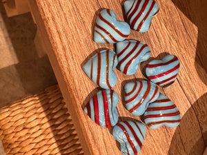 Glass pocket hearts in three color schemes, decorative SHOGIVECOURAGE decor piece with colorful, transparent glass hearts.