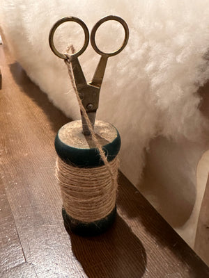 Small wooden spools with jute and scissors from DECOR-TWINE, ideal as rustic kitchen accessories, by CCOI.